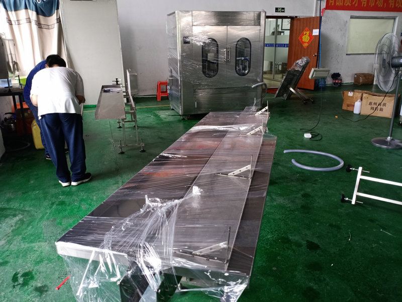 自動液體灌裝機與市場同步走，滿足快捷式出產(chǎn)